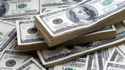 خبير مصرفى يتوقع انخفاض الأسعار الرسمية للدولار وخسائر ضخمة للسوق السوداء