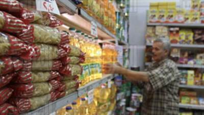 شعبة المواد الغذائية: 16 جنيه لكيلو السكر و14 للدقيق والزيت 45 جنيه