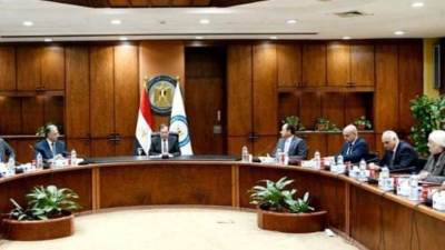 وزير البترول يناقش تأثير المتغيرات العالمية على أداء العمل بالقطاع