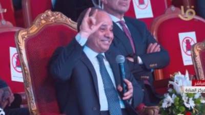 الرئيس السيسي يرد التحية على شابة من "قادرون باختلاف" بلغة الإشارة