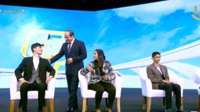 الرئيس السيسي يلتقط صورا تذكارية مع المشاركين فى حفل "قادرون باختلاف"