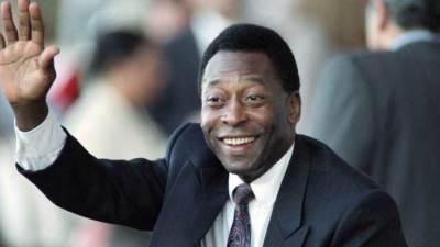 تخليد قدمي الأسطورة" بيليه" في المتحف الرسمي للفيفا 