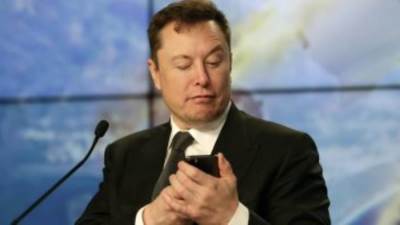 بلومبرج: إيلون ماسك أول شخص فى التاريخ يخسر 200 مليار دولار