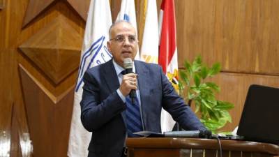 الدكتور سويلم يشارك في ندوة "تطبيق المنظومة المتكاملة لتأهيل الترع"