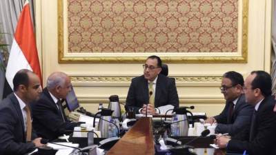 رئيس الوزراء يتابع مع محافظ الجيزة الموقف التنفيذى لعدد من المشروعات