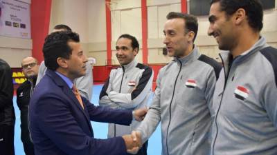 وزير الرياضة يحفز لاعبي منتخب اليد قبل سفرهم للمشاركة بدورة فرنسا الودية الدولية