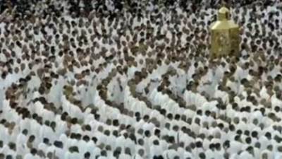 شؤون الحرمين تُوزّع المظلات على المعتمرين والزوار والعاملين بالمسجد الحرام