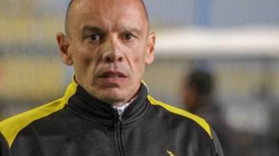 بيراميدز يعلن إقالة اليونانى تاكيس جونياس والاستعانة بمدرب أجنبي