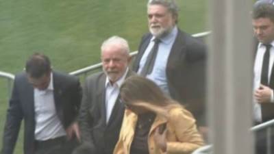 رئيس البرازيل يودع بيليه من ملعب سانتوس