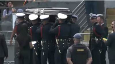 انطلاق موكب جنازة بيليه في شوارع سانتوس إلى مثواه الأخير