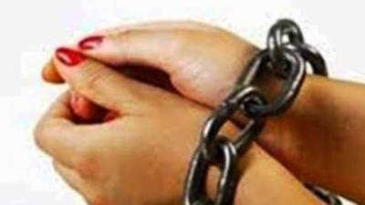 ضبط بلوجر وصاحب محل ملابس بتهمة الإتجار في المواد المخدرة بالتجمع 