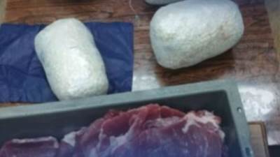 لحظة ضبط لحوم محشوة مخدرات بحوزة راكب بمطار القاهرة