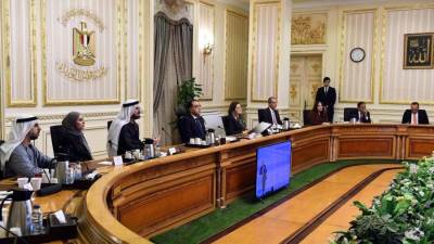 رئيس الوزراء يستعرض مع مسئولين إماراتيين ترتيبات مشاركة مصر كضيف شرف فى "القمة العالمية للحكومات"