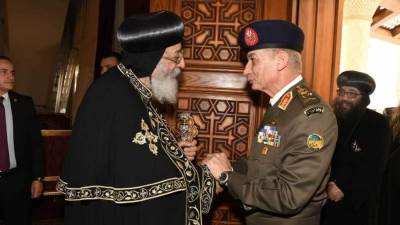 وزير الدفاع يهنئ البابا تواضروس الثانى بعيد الميلاد المجيد 