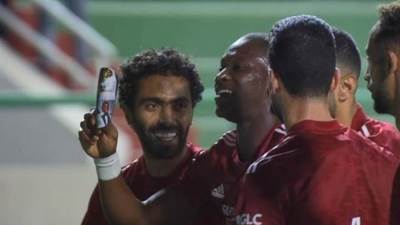 الأهلي يفوز على إنبي بثنائية.. وينفرد بالصدارة 