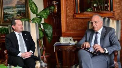 الدكتور سويلم يلتقي القائم بأعمال السفير الأمريكي بالقاهرة لتعزيز التعاون بين البلدين بمجال المياة