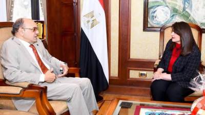 وزيرة الهجرة تستقبل المدير الإقليمي ووكيل مبيعات شركة طيران "Tarum" الرومانية في مصر