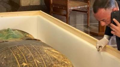 أسوشيتدبرس: استعادة التابوت الأخضر جزء من جهود مصر لوقف تهريب آثارها المسروقة