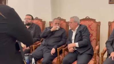 دمعة عيني راحت.. انهيار جورج وسوف في عزاء نجله