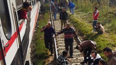 عودة حركة قطارت السكة الحديد لطبيعتها بعد رفع عربة بقطار الإسكندرية ـ الأقصر