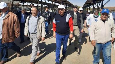 وزير قطاع الأعمال العام يقوم بجولة ميدانية في شركة جنوب الوادي للتنمية بتوشكى.. بالصور