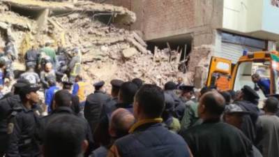 استخراج سيدة على قيد الحياة من تحت أنقاض منزل أسيوط المنهار بعد 14 ساعة