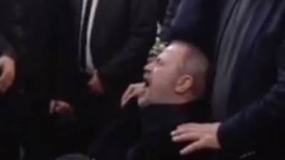 جورج وسوف يقبل تابوت نجله خلال الجنازة