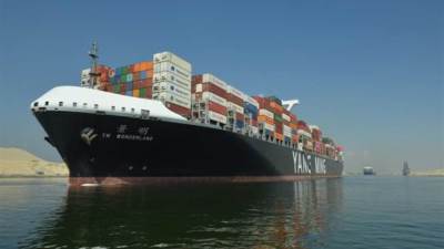 قناة السويس: بدء عملية قطر السفينة "جلوري"