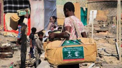 سلمان للإغاثة يفتتح مشروعا تعليميا جديدا في عدن.. ويقدم مساعدات غذائية