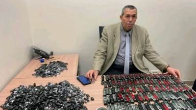 جمارك مطار القاهرة تضبط محاولتي تهريب منظار بندقية وعدد من السجائر الالكترونية