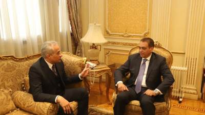 "شحاته" يلتقي وزير شؤون المجالس النيابية ويؤكد.. سياسات الوزارة تتجه لضبط سوق العمل