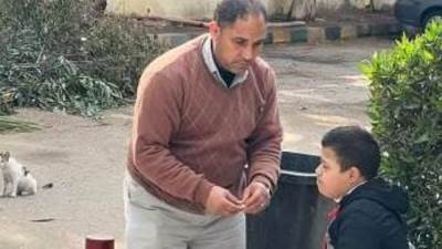 وزير التعليم يشكر المعلم صاحب صورة إطعام طفل من ذوى الهمم: يعكس إنسانيته