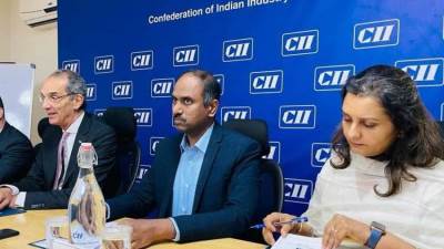 وزير الاتصالات يلتقي مسئولي "تك ماهندرا" الهندية لبحث التوسع في استثماراتها بمصر