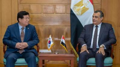 "وزير الإنتاج الحربى" يستقبل وفد "البرلمان الكوري الجنوبي" لبحث التعاون