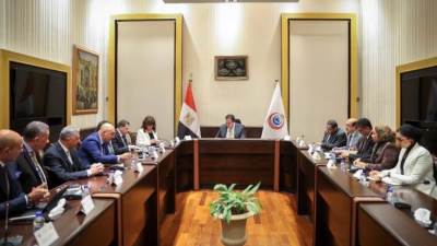 وزير الصحة يبحث الاستثمار بالقطاع الصحي ويوجه بالاستفادة من تجارب الدول الناجحة 