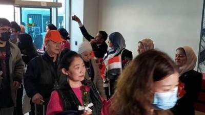 بعد التوقف بسبب كورونا.. مطار القاهرة الدولي يستقبل أول فوج سياحي صيني