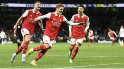 النني يغيب عن التشكيل الرسمي لقمة أرسنال ومان يونايتد فى الدوري الإنجليزي