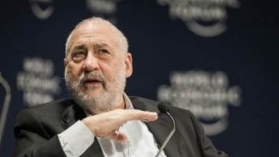 "أموال الحظ".. فائز بجائزة نوبل يقترح حلا للمشاكل الاقتصادية حول العالم