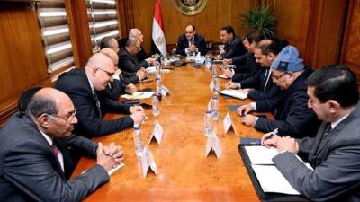وزير التجارة يستعرض مع أعضاء غرفة الصناعات النسيجية سبل تنمية القطاع