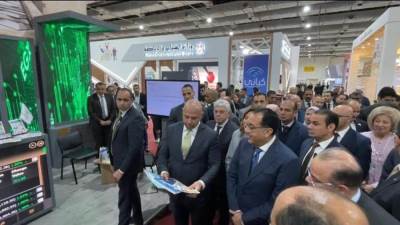 مدبولي يتفقد جناح البورصة المصرية بمعرض القاهرة الدولي للكتاب