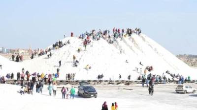 كأنها في القطب الشمالي.. إقبال كبير على زيارة جبال الملح في بورسعيد