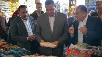 وزير التنمية ومحافظ مطروح يتفقدان معرض " أهلاً رمضان " لتوفير السلع للمواطنين