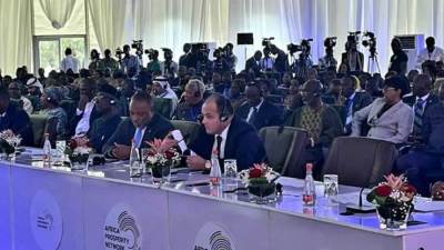 وزير الصناعة يترأس وفد مصر بقمة رؤساء الدول وقادة الأعمال المنعقد باكرا