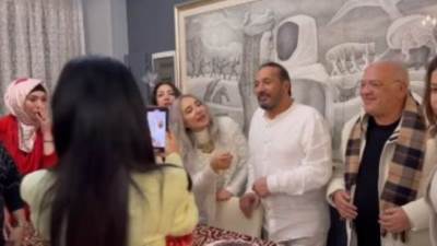 على الحجار وزوجته يحتفلان بعيد زواجهما الـ 20 بحضور صلاح عبد الله وأحمد عبد العزيز