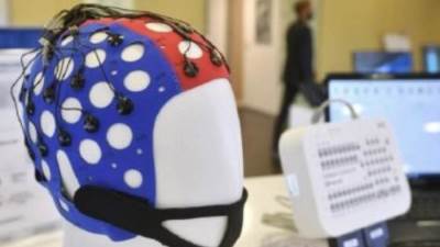 علماء روس يبتكرون قبعة "ذكية" لعلاج أمراض الدماغ خاصة مرض "الزهايمر"