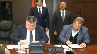 وزير النقل يشهد عقد انشاء ورشة لصيانة عربات القطارات الروسية بورش ابوزعبل