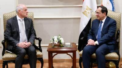 وزير البترول يبحث مع السفير الاسترالي الفرص الاستثمارية في مصر