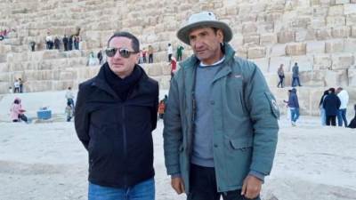 الكاتب والصحفي الفرنسي رولان لومبارتي يزور منطقة أهرامات الجيزة