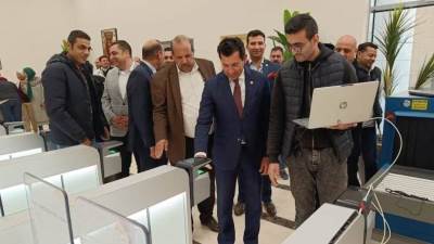 وزير الرياضة يتابع تسجيل الموظفين للبصمة الإليكترونية بديوان الوزارة بالحى الحكومى بالعاصمة