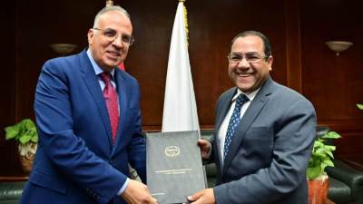 وزير الرى يتسلم من رئيس التنظيم والإدارة نتيجة مسابقة شغل وظائف مهندسين